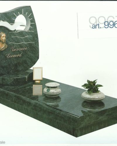 Monumento funebre in granito scuro con decorazione forata - Onoranze Funebri Musocco Milano