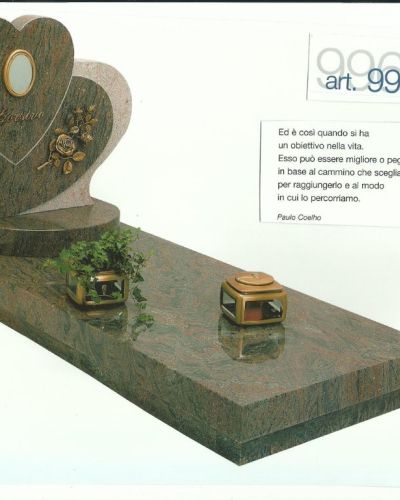 Monumento funebre in granito verde con decorazione a cuore - Onoranze Funebri Musocco Milano
