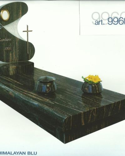 Monumento funebre decennale in granito Himalayan Blu con croce - Onoranze Funebri Musocco Milano