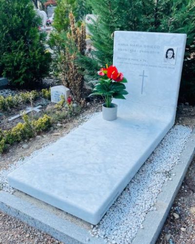 Lapide funeraria in marmo bianco con vaso portafiori in cimitero - Onoranze Funebri Musocco Milano