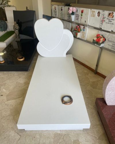Lapide funeraria a forma di angelo in marmo bianco - Onoranze Funebri Musocco Milano