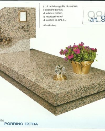 Monumento funebre decennale in granito Porfido con stele a colonna - Onoranze Funebri Musocco Milano