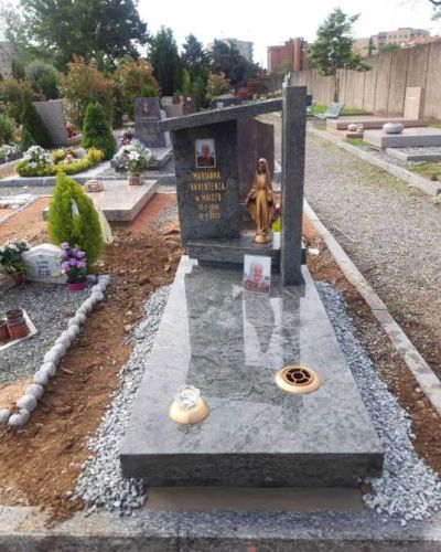 Lapide funeraria in marmo nero lucido con tempioetto e dedica - Onoranze Funebri Musocco Milano