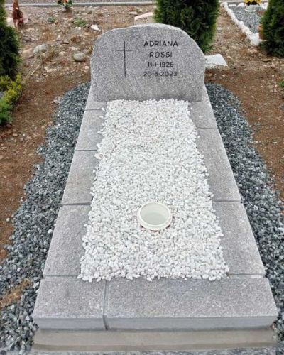 Lapide funeraria in marmo bianco con croce e ghiaia bianca - Onoranze Funebri Musocco Milano
