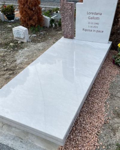 Lapide funeraria in marmo bianco su tomba a terra in cimitero - Onoranze Funebri Musocco Milano