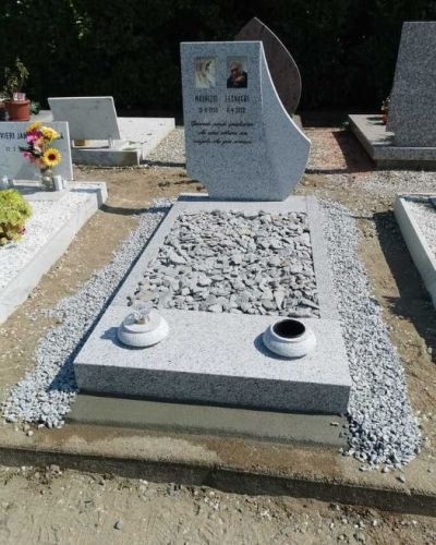 Lapide funeraria in granito grigio con vaso portafiori - Onoranze Funebri Musocco Milano