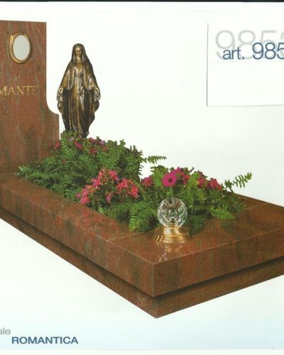 Monumento funebre decennale in granito Romantica con statua religiosa - Onoranze Funebri Musocco Milano