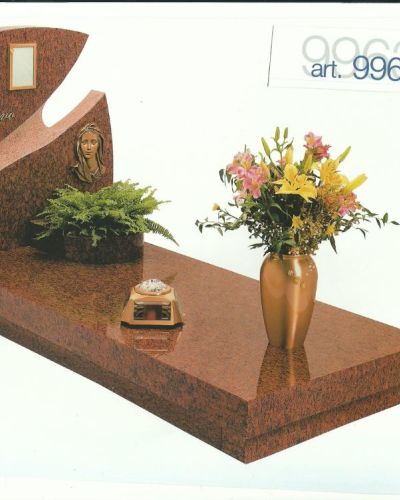 Monumento funebre decennale in granito rosso dal profilo sinuoso - Onoranze Funebri Musocco Milano
