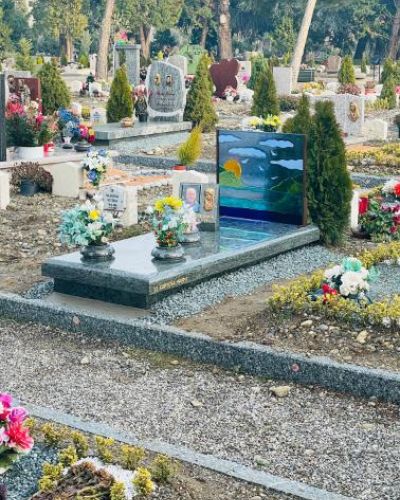 Lapidi funerarie in cimitero con vialetto e composizioni floreali - Onoranze Funebri Musocco Milano