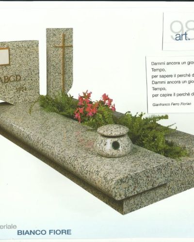 Monumento funebre decennale in granito Bianco Fiore con doppia stele - Onoranze Funebri Musocco Milano