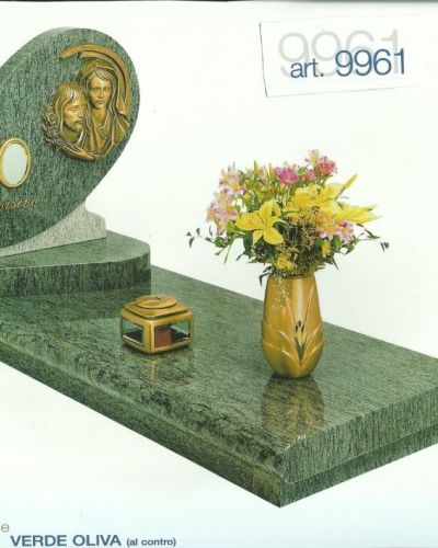 Monumento funebre decennale in granito Verde Oliva con portafoto - Onoranze Funebri Musocco Milano