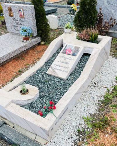 Lapide funeraria in marmo bianco dal profilo sagomato con ghiaia - Onoranze Funebri Musocco Milano