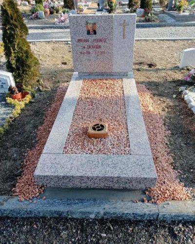 Lapide funeraria in granito con ghiaia decorativa colorata - Onoranze Funebri Musocco Milano