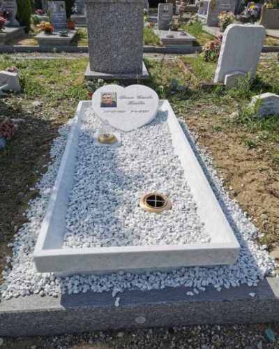 Lapide funeraria a forma di cuore in marmo bianco con ghiaia - Onoranze Funebri Musocco Milano