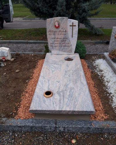Lapide funeraria in marmo bianco con vaso portafiori - Onoranze Funebri Musocco Milano