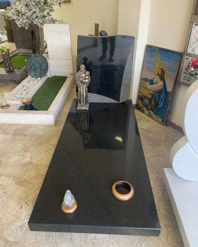 Lapide funeraria in marmo nero lucido con statuetta religiosa - Onoranze Funebri Musocco Milano