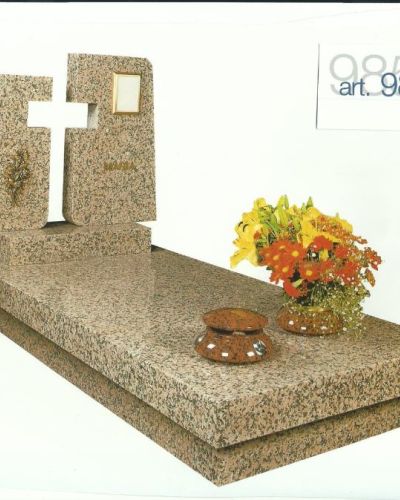 Monumento funebre decennale in granito Bianco Fiore con croce - Onoranze Funebri Musocco Milano