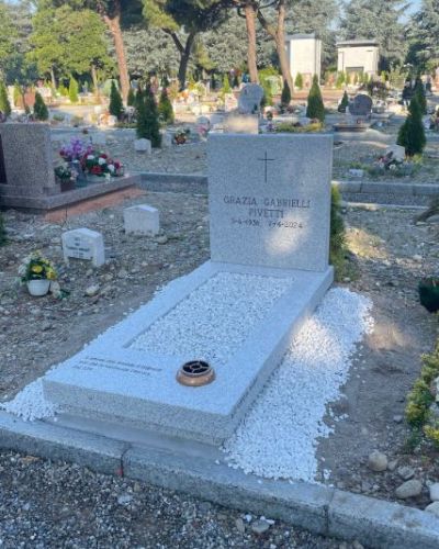 Lapide funeraria in marmo bianco su tomba a terra in cimitero - Onoranze Funebri Musocco Milano