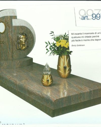Monumento funebre decennale in granito verde con stele circolare - Onoranze Funebri Musocco Milano