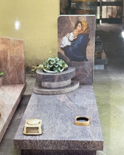 Lapide funeraria in granito grigio su tomba a terra con vaso portafiori - Onoranze Funebri Musocco Milano