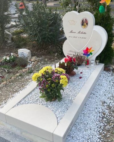 Lapide funeraria a forma di cuore in marmo bianco con fiori - Onoranze Funebri Musocco Milano