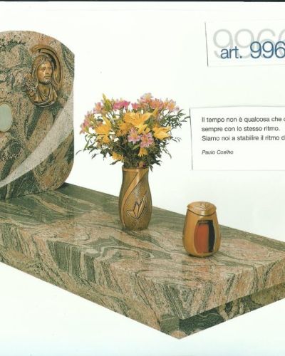 Monumento funebre in granito variegato con elemento decorativo - Onoranze Funebri Musocco Milano
