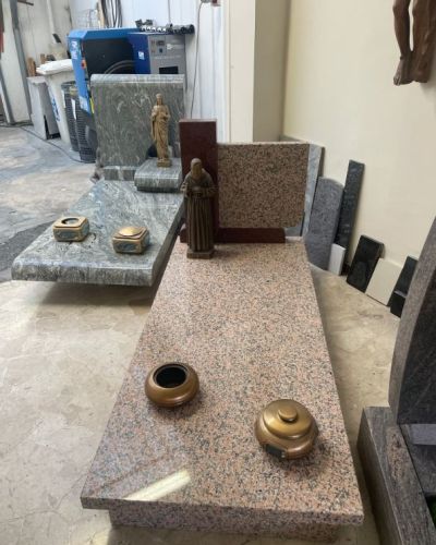 Lapide funeraria in granito rosso con candele votive - Onoranze Funebri Musocco Milano