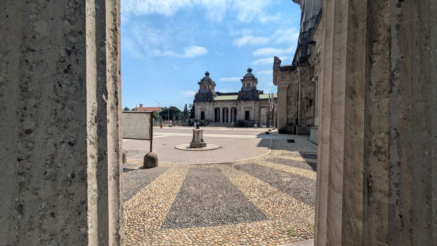 Scorcio del piazzale di ingresso del cimitero maggioreMusocco - Milano