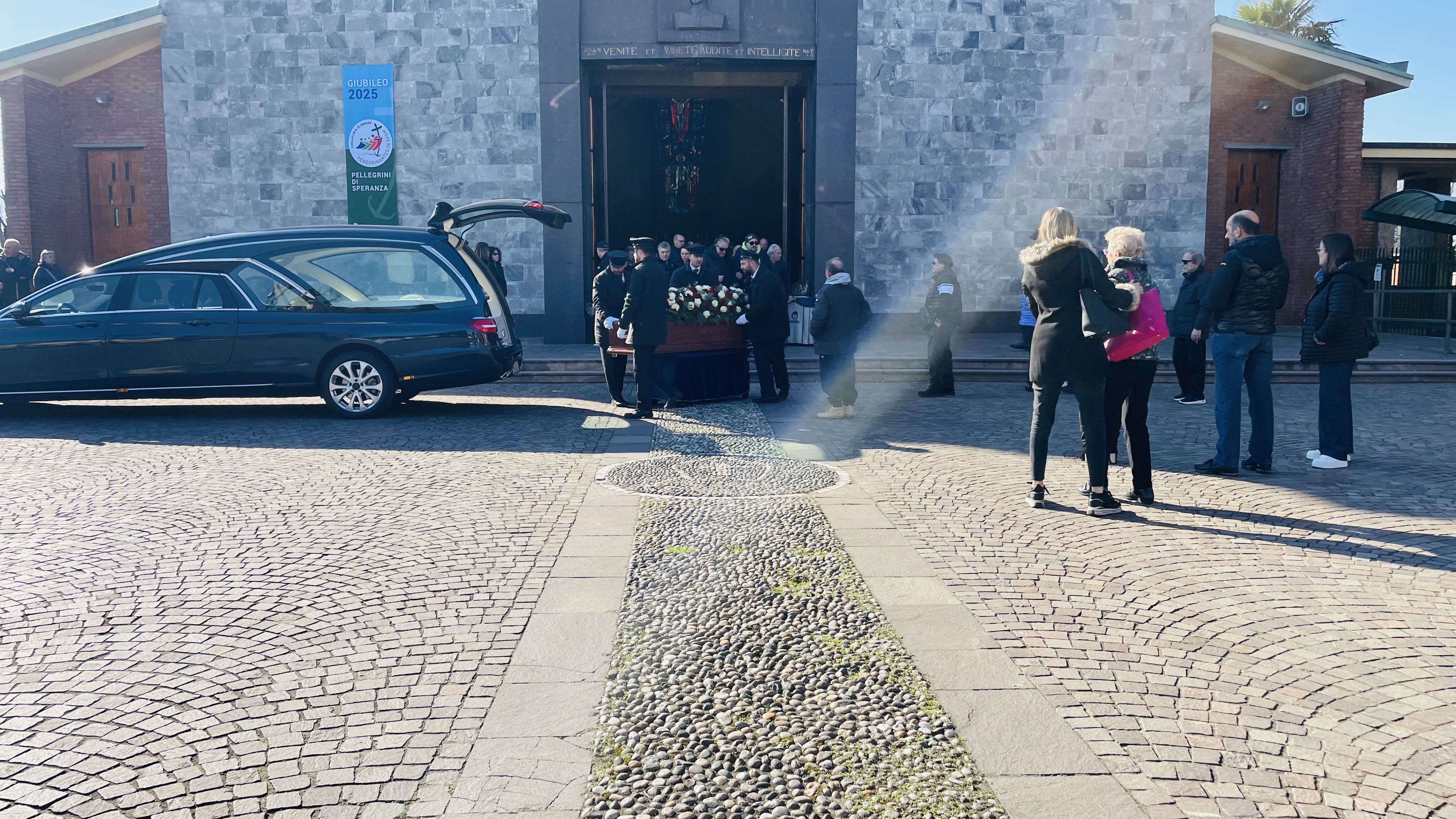 Necrofori all'uscita del feretro dalla chiesa durante un funerale svolto a Milano da Onoranze Funebri Musocco