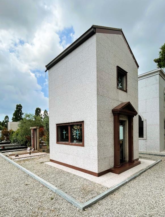 Edicola funeraria in marmo bianco stile moderno - Onoranze Funebri Musocco Milano