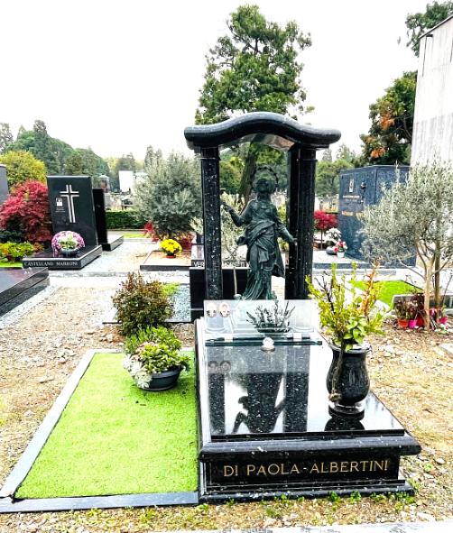 Monumento funerario a cuspide in area verde cimiteriale - Onoranze Funebri Musocco Milano