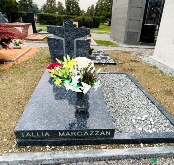 Tomba di famiglia in granito con fiori - Onoranze Funebri Musocco Milano