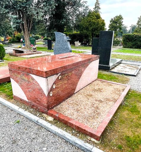 Tomba di famiglia in granito rosso scuro con finitura scultorea - Onoranze Funebri Musocco Milano