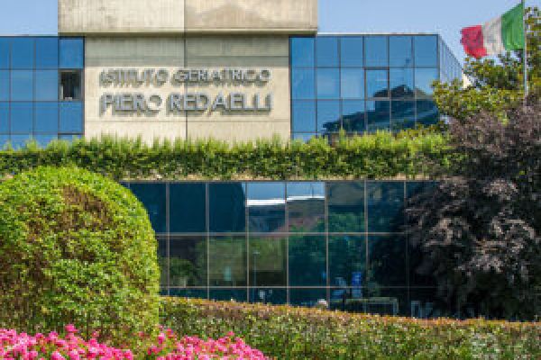 Ingresso dell'Istituto Geriatrico Redaelli di Milano, zona Baggio