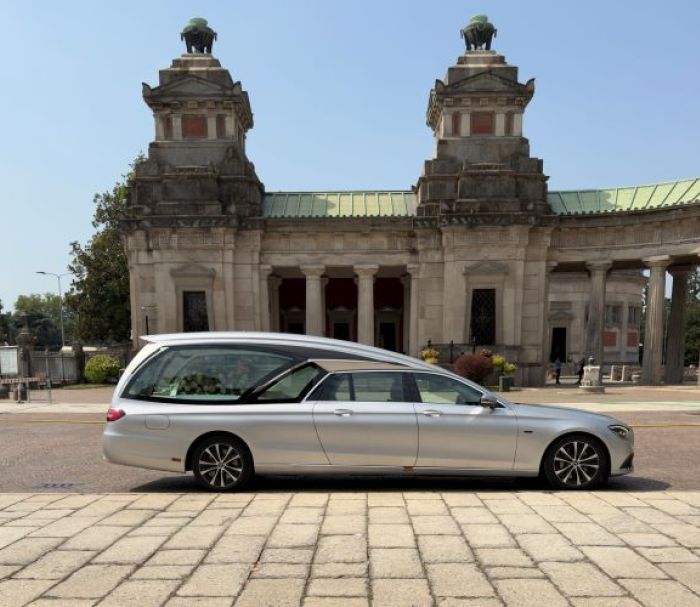 Servizio di trasporti funebri a Milano con autofunebri moderne ed eleganti di Onoranze Funebri Musocco