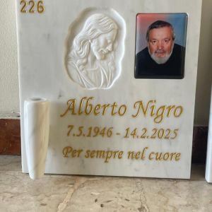 Cella ossario in marmo con rilievo sacro e fotoceramica - Onoranze Funebri Musocco Milano