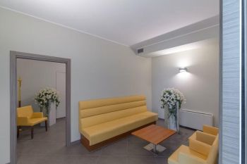 Sala d'attesa con divani e arredo accogliente - Onoranze Funebri Musocco Milano