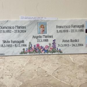 Cella ossario in marmo con foto e fiori policromi - Onoranze Funebri Musocco Milano
