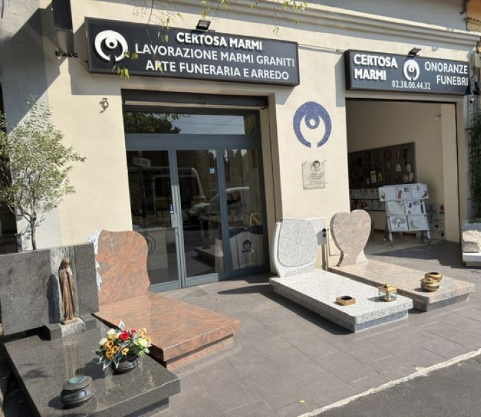 Vetrina ufficio e ingresso laboratorio Onoranze Funebri Musocco - - Certosa Marmi