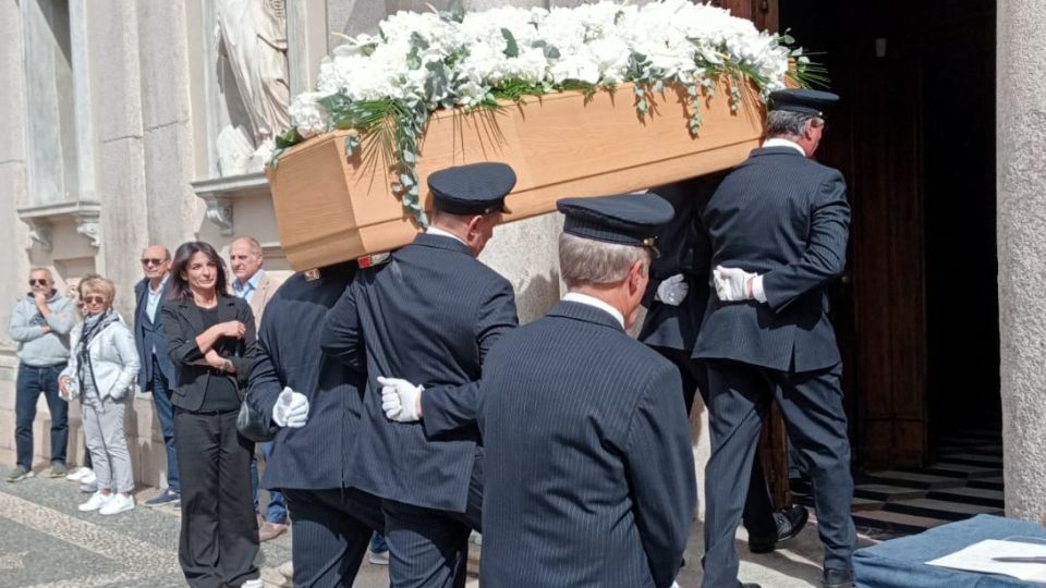Corteo funebre sta entrando in chiesa con quattro operatori delle pompe funebri Musocco - Milano