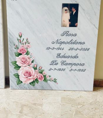 Loculo in marmo con decoro a rose rosa - Onoranze Funebri Musocco Milano