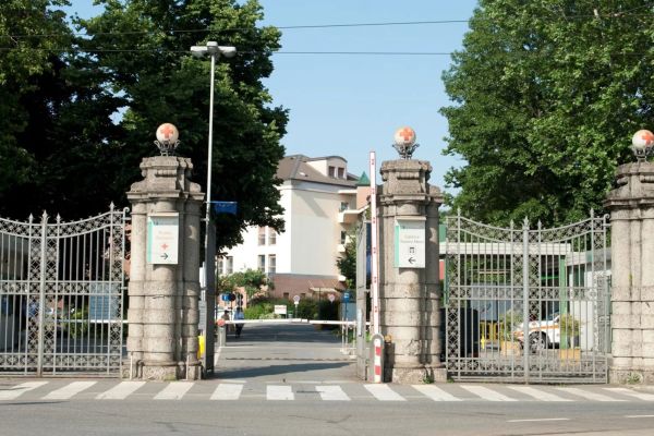 Ingresso dell'Ospedale Luigi Sacco di Milano, zona Musocco
