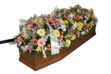 orona funebre con fiori bianchi e gialli misti - Onoranze Funebri Musocco Milano