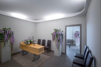 Sala del commiato allestita con posti a sedere per i familiari - Onoranze Funebri Musocco Milano