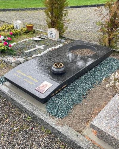 Lapide funeraria in granito nero con vaso portafiori - Onoranze Funebri Musocco Milano