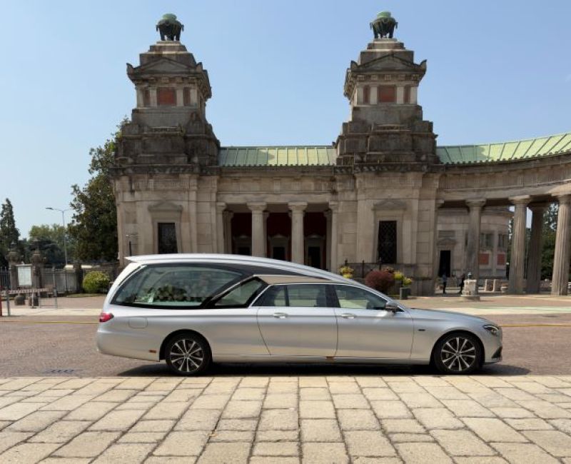 Servizio di trasporti funebri a Milano con autofunebri moderne ed eleganti di Onoranze Funebri Musocco