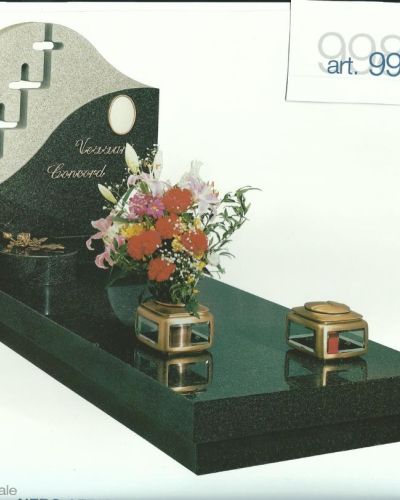Monumento funebre decennale in granito verde con croce e composizione floreale - Onoranze Funebri Musocco Milano