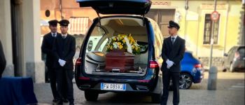 Personale necroforo e auto funebre di Onoranze Funebri Musocco per un ultimo saluto solenne
