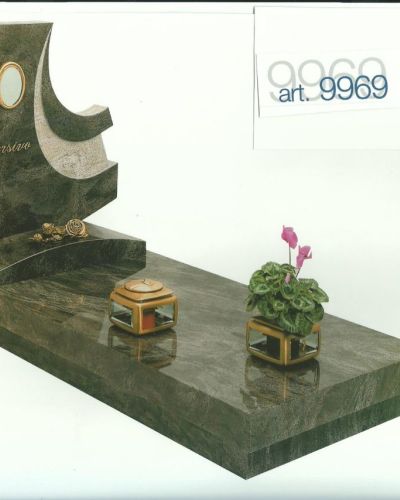 Monumento funebre decennale in granito verde con stele ad arco e portafoto - Onoranze Funebri Musocco Milano