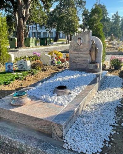 Lapide funeraria in marmo bianco con ghiaia decorativa in cimitero - Onoranze Funebri Musocco Milano
